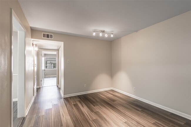 Building Photo - 818 University Ave Unit 8 Rental