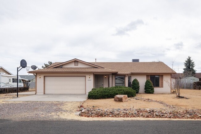 Building Photo - 3 bedroom 2 bathroom Ranch Style Home in Prescott Valley!