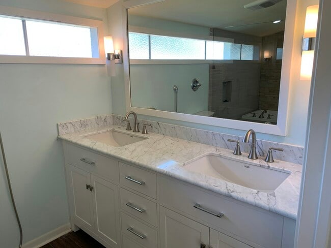 Photo - 5590 Clinton St