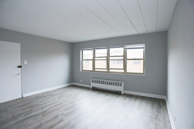 5649 N Christiana Ave Unit 3E