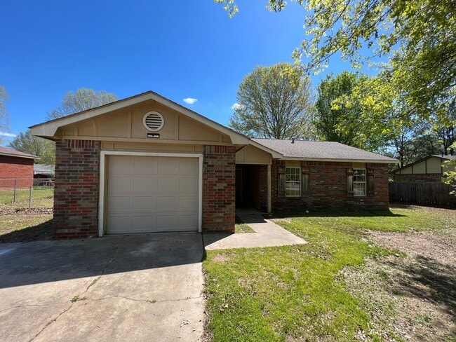 Building Photo - Nice 3 Bed 1.5 Bath House with 1 Car Garag...