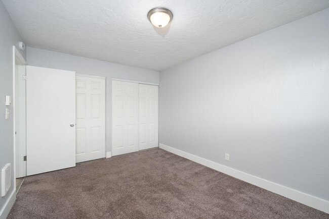 Photo - MOVE IN SPECIAL 1ST MONTH RENT FREE!! 2 bedroom unit!!