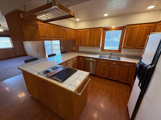 Photo - 460 SE Conifer Pl