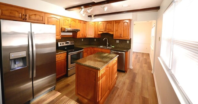 Photo - 6 Bedrooms-Little Neck Area