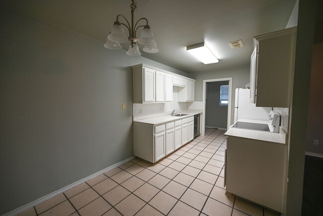 Photo - 606 N Sewell Dr