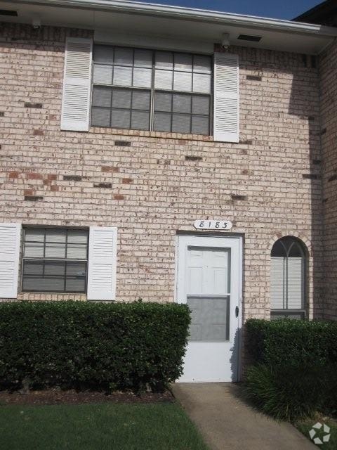 Building Photo - 2 bed 1 1/2 bath condo off NW 23rd! Putnam...
