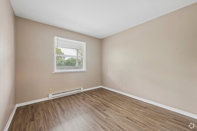 2BR, 1BA - 825SF - Second Bedroom