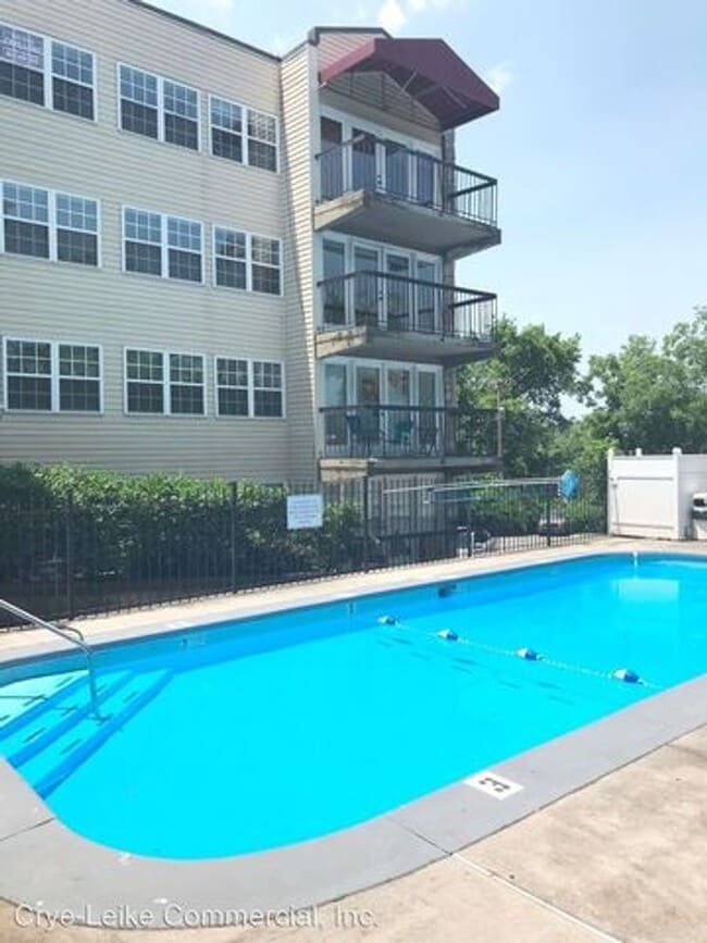 Building Photo - FANTASTIC DEAL for 2 Bedroom/2 baths @ Sullin's Ridge Condominiums just $1600/month for entire u... Unit 204