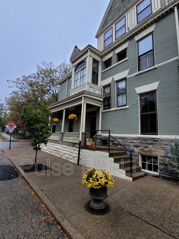 Photo - 530 Garrard St