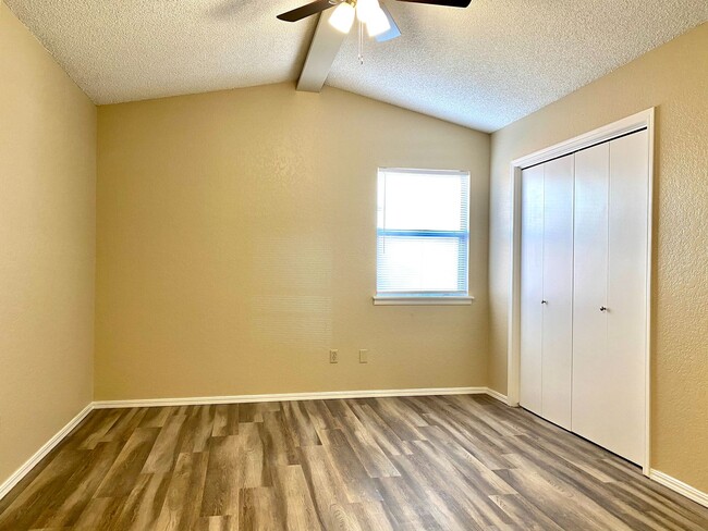 Newley Remodeled! Must See! 3 Bed 2 Bath! House - House Rental In 