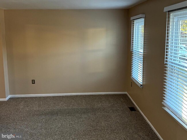 Building Photo - 448 Windsor Dr