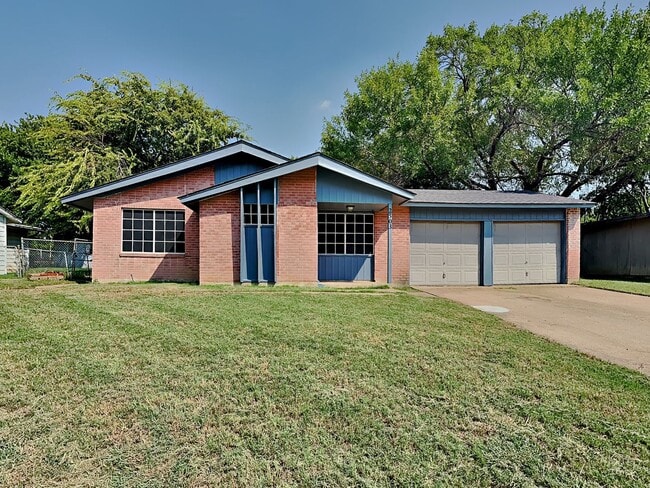 Building Photo - ADORABLE HOME IN ARLINGTON!