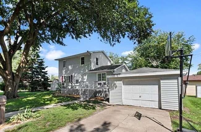 Photo - 1300 E Broadway St House