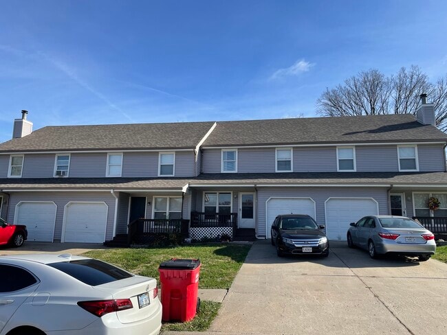 Building Photo - 1105 SE Prairie Ln Unit B