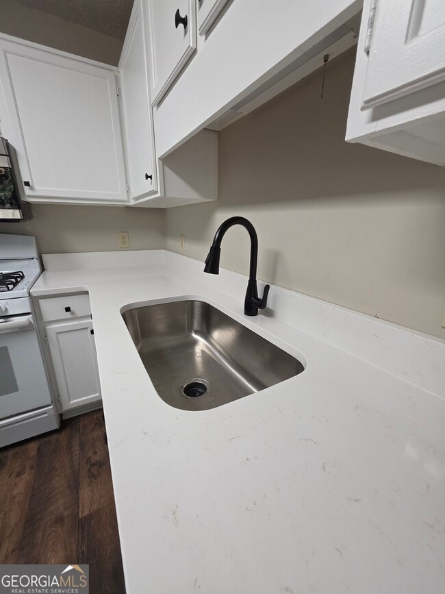 Photo - 302 Henley Way