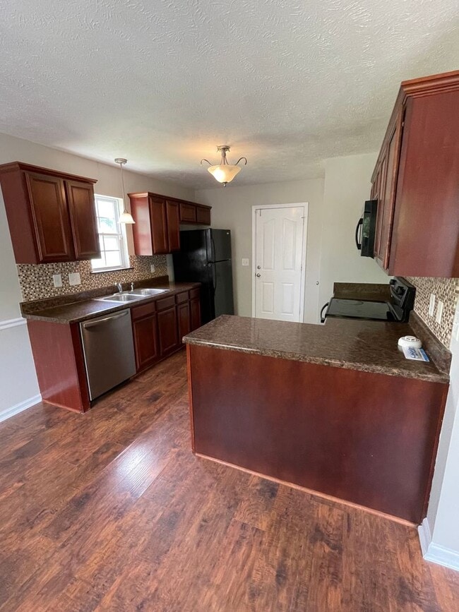 Photo - 617 Niagra Ln