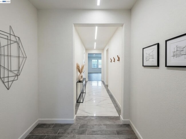 Photo - 679 Hamilton Ct