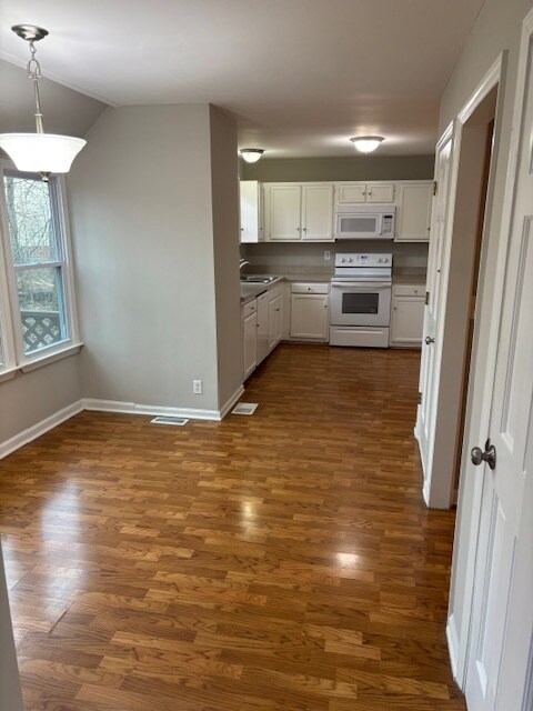 Área de desayuno y cocina - 513 Shannon Green Cir SW