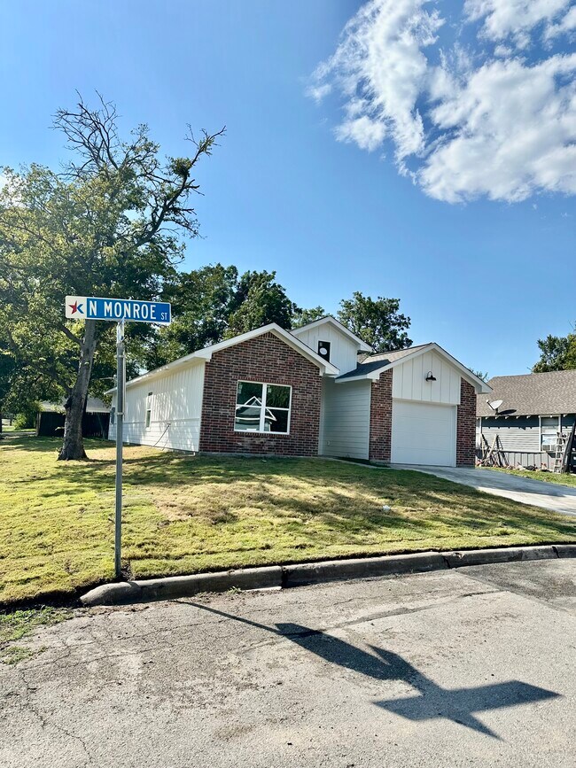 Photo - 501 N Monroe St