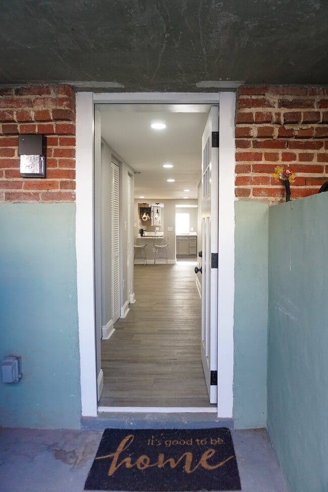 Entrada - 1222 Quincy St NW