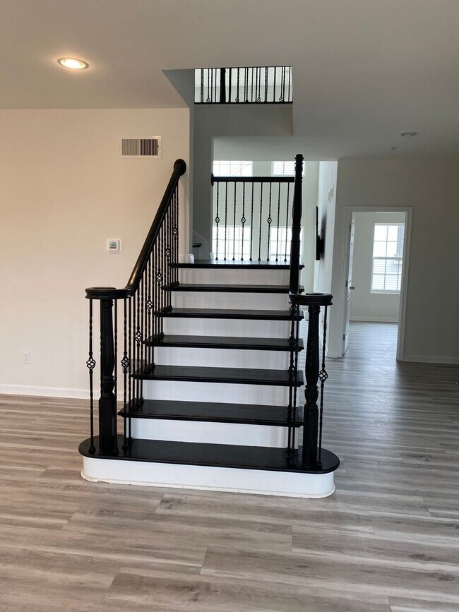 Photo - Gorgeous 5 bedroom, 3 bathroom Single Fami...