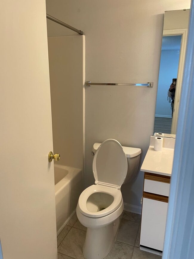 Photo - Nice 2 bedroom/2 bath condo with lakeview ...