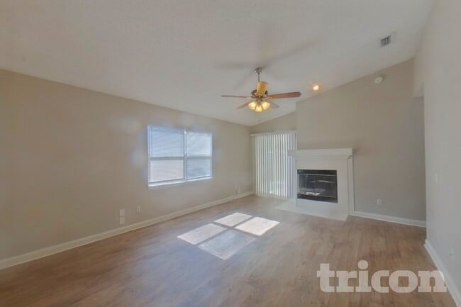 Photo - 10819 Grand Central Pl N