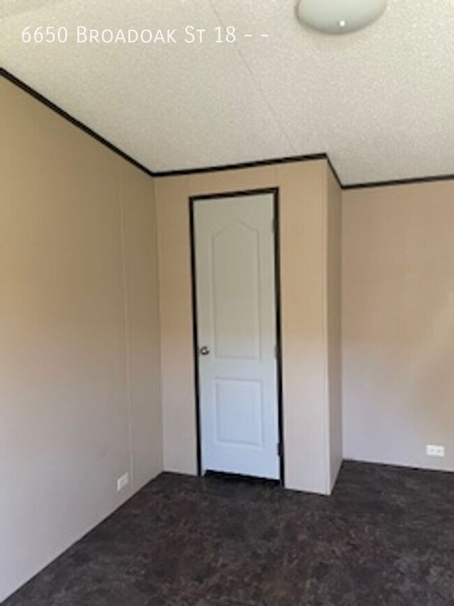 Building Photo - 6650 Broadoak St Rental