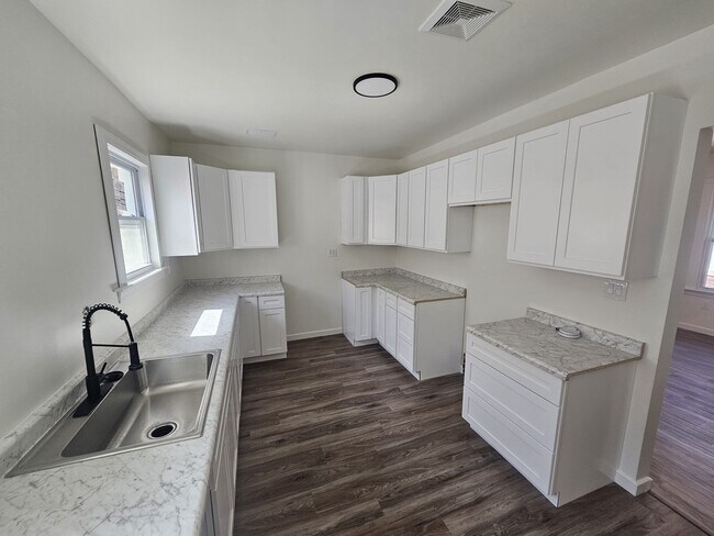 Photo - 2509 Gladstone St