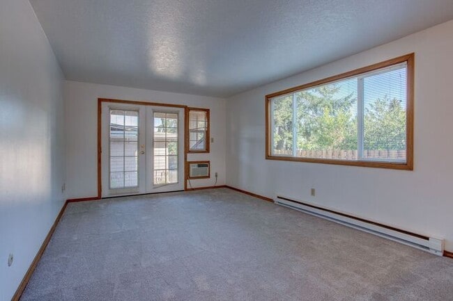 Building Photo - 2 bedroom one bath! Hurry Wont Last! Free ...