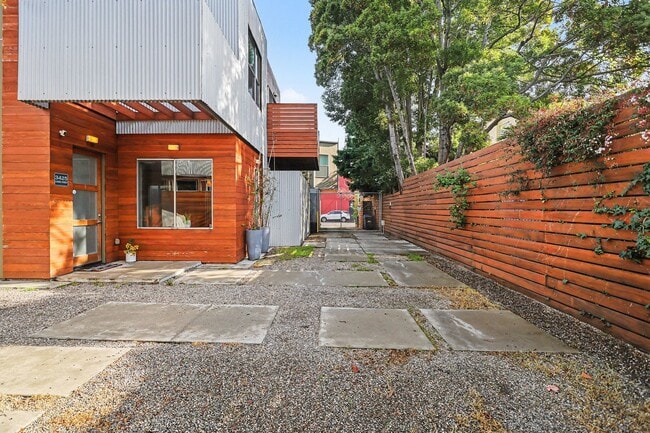 Photo - 3425 Louise St