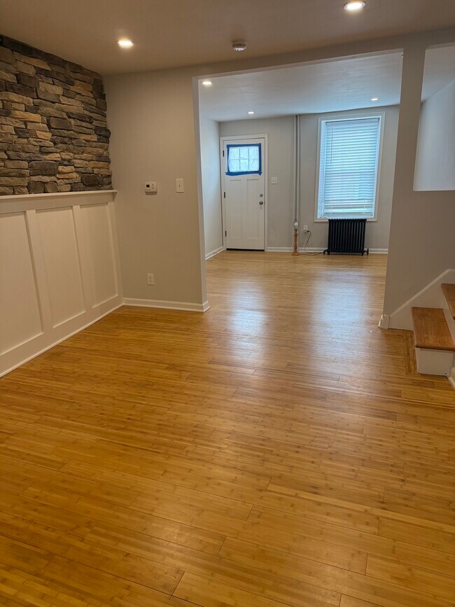 Photo - 4469 Silverwood St