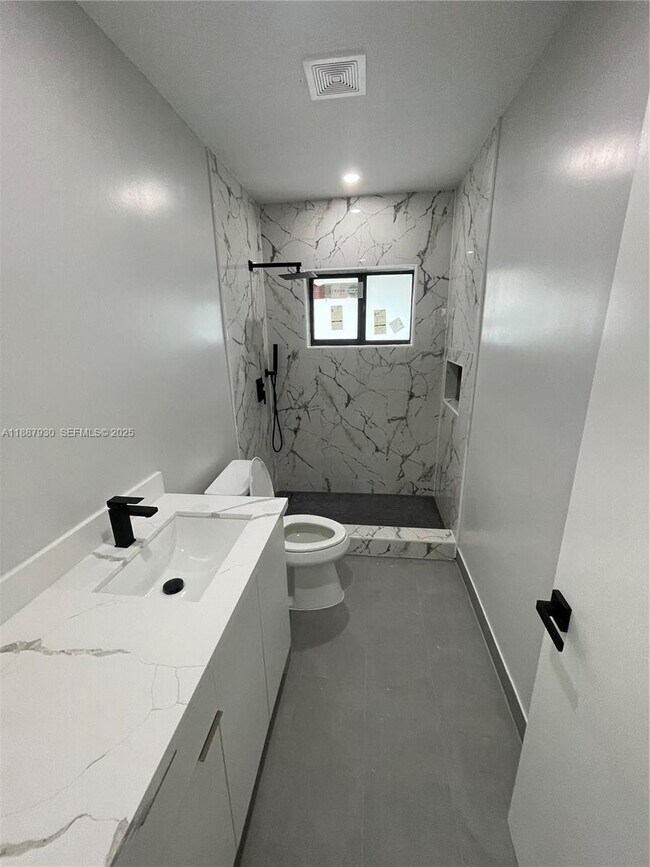 Photo - 1050 NE 9th Ave Unit 2