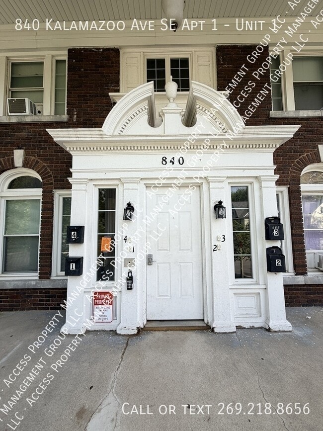 Building Photo - 840 Kalamazoo Ave SE Unit 1