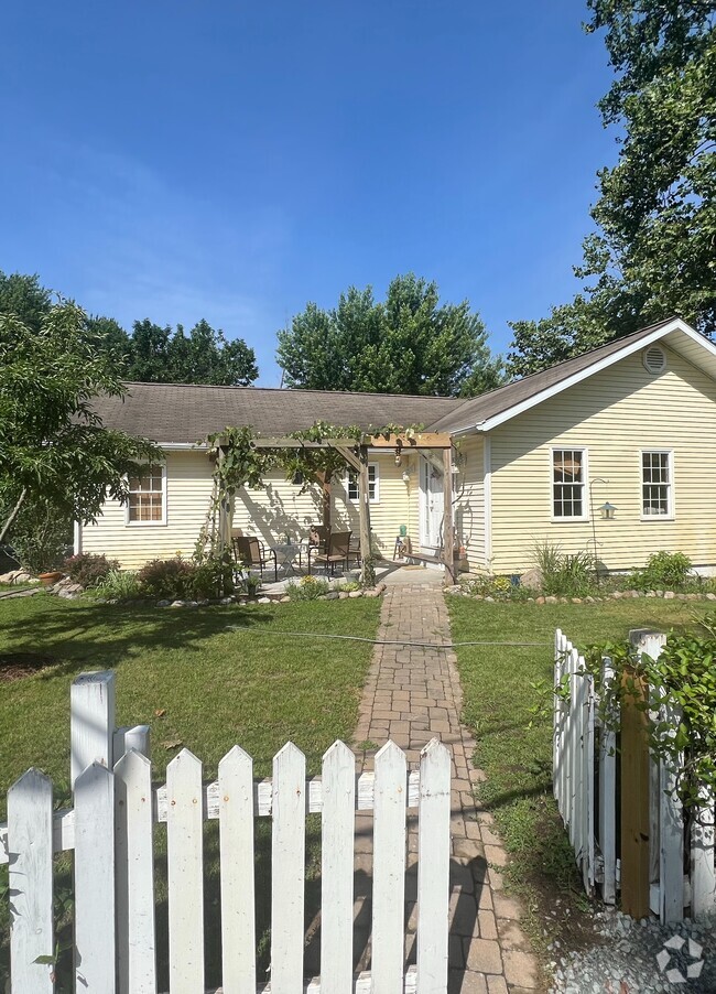 Building Photo - Country Club Rental