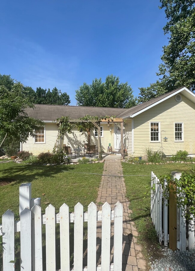 Building Photo - Country Club Rental