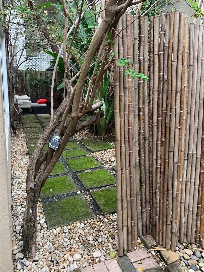 Photo - 329 W 28th St