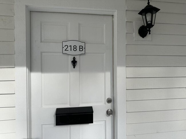 Photo - 218 College St