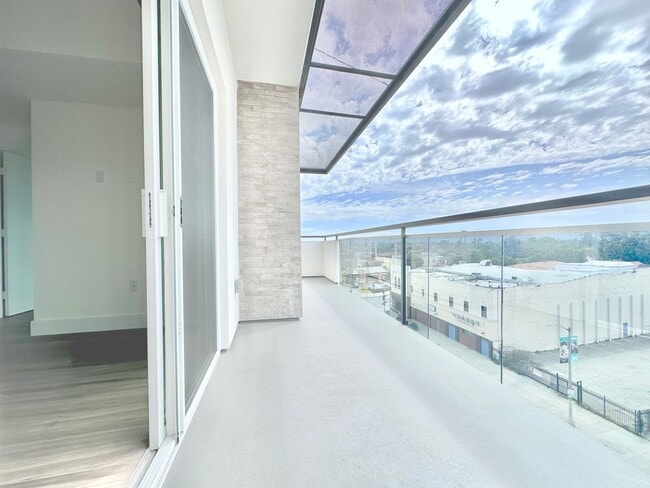 Photo - 838 S La Brea Ave