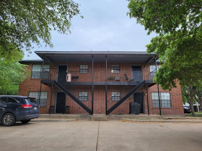 Building Photo - College Station - 3 bedroom / 2 bath 4 plex- downstair units.