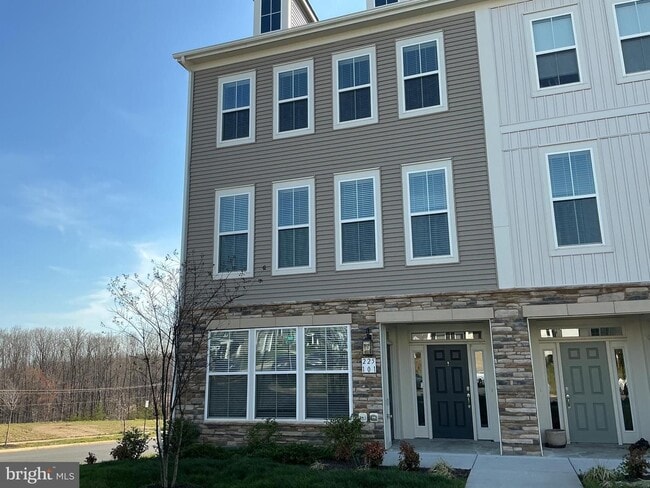 Building Photo - Great rental in Embrey Mill!