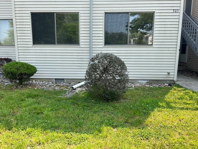 Building Photo - 2 Bedroom Condo---Ready for Move in!