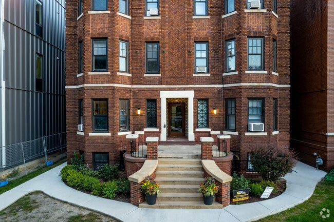 665 W Willis Street Main Entrance