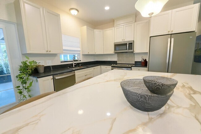 Photo - 513 E Whitney Dr