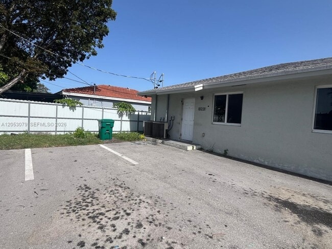 Building Photo - 10229 SW 173rd St Unit 1