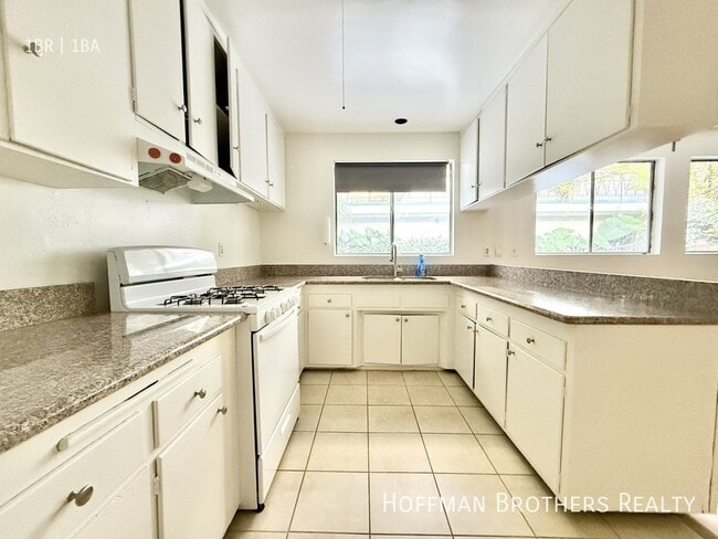 Building Photo - 4033 Sunset Blvd