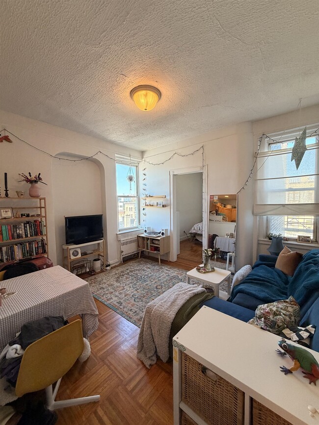 Building Photo - 410 Washington St Unit 14