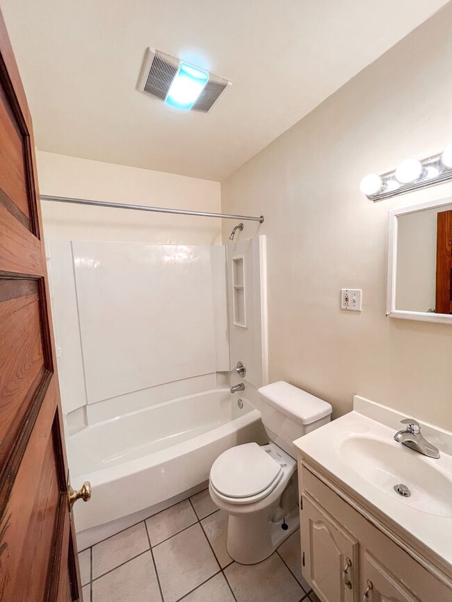 Building Photo - 208 King St Unit 208 King St