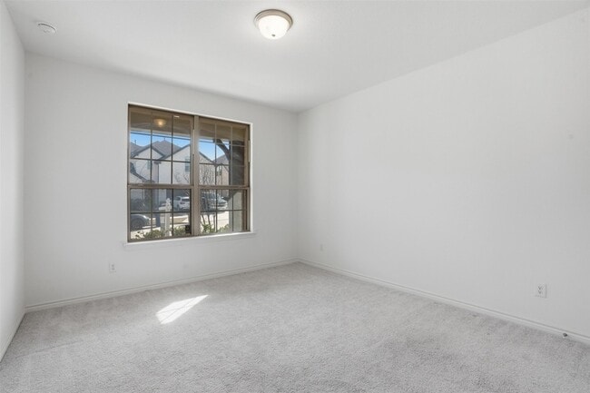 Photo - 537 Oakmoss St