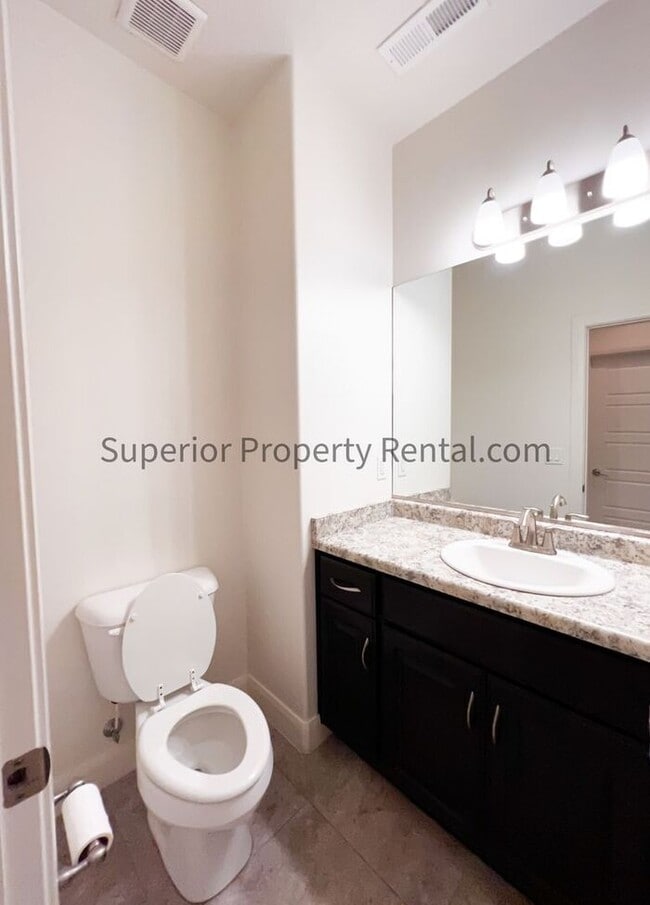 Photo - 4 bed, 2.5 bath home w/2 car garage